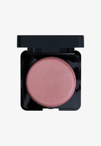 Fard à joues compact dans une teinte rose pâle, avec une texture lisse et un subtil éclat, enfermé dans un contenant en plastique noir carré avec un couvercle.