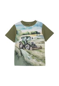 T-shirt met korte mouwen heeft een groene tractorafbeelding op een aquarel-landschap achtergrond, met een effen groene bovenkant.