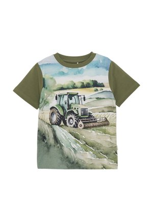 Das kurzärmlige T-Shirt zeigt eine grüne Traktor-Grafik auf einem Aquarell-Landschaftshintergrund, mit einem einfarbigen grünen oberen Abschnitt.