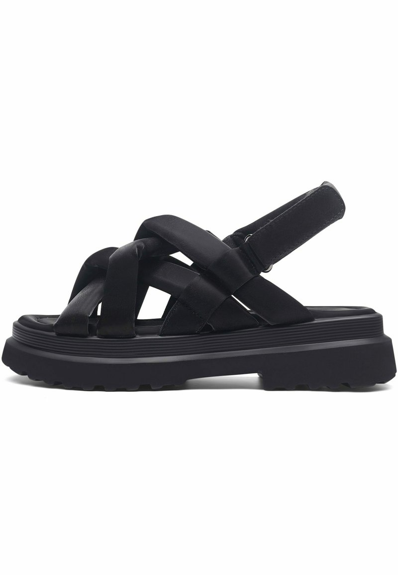 Zwarte sandaal met gekruiste stoffen banden, een gevoerde zool en een gestructureerde rubberen outsole voor grip. Inclusief verstelbare achterband.