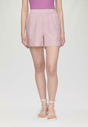 Roze en witte gestreepte shorts met een elastische tailleband, knie-lange snit en een soepele textuur. Gecombineerd met beige bandjesandalen.