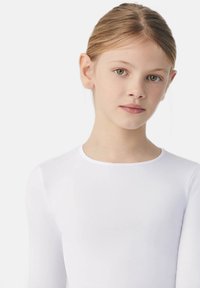 Top blanco de manga larga con cuello redondo y textura suave, diseño ajustado, sin patrones ni adornos visibles.