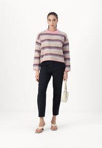 Vero Moda VMROXYO-NECK  - Trui - fuchsia pink/birch/cosmic sky /forest shade/plum