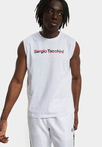 Hvit ermeløs bomulls T-skjorte med rød og marineblå trykt tekst "Sergio Tacchini." Glatt tekstur, avslappet passform, og minimalistisk design.