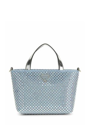 Sac à main tissé bleu clair avec des poignées en métal argenté et un logo triangulaire Guess centré sur le devant.