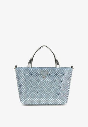 Sac à main tissé bleu clair avec des poignées en métal argenté et un logo triangulaire Guess centré sur le devant.