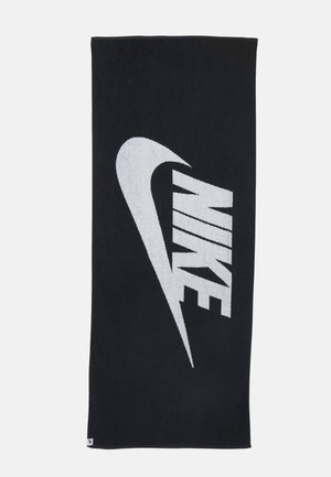 Asciugamano nero con un evidente logo Nike bianco. Texture morbida, forma rettangolare e bordi rifiniti. Adatto per sport e attività fisica.