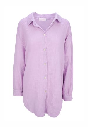 Chemise boutonnée lavande clair en tissu froissé. Présente un col, des manches longues et des boutons visibles courant sur le devant.
