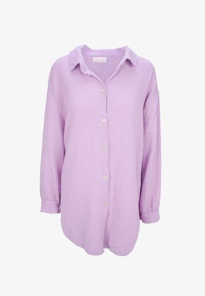 Helles lavendelblaues Hemd mit Knöpfen, aus knitterigem Stoff. Es hat einen Kragen, lange Ärmel und sichtbare Knöpfe, die entlang der Vorderseite verlaufen.