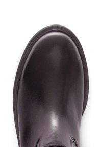 Donkerpaarse leren enkelboot met een ronde neus, een gladde oppervlakte en een stevige zwarte rubberen zool. Minimaal gestikt en zonder zichtbare hardware.