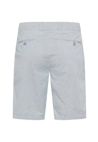 Pantaloni corti a righe in azzurro chiaro e bianco. Realizzati in cotone, con vita piatta, due tasche posteriori e chiusure a bottone. Design a gamba dritta.