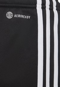 Pantalones cortos deportivos negros con tres rayas verticales blancas y un logo de "AEROREADY". La tela es texturizada, ideal para la gestión de la humedad.