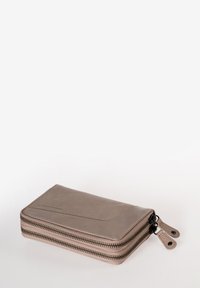 Portafoglio in pelle grigia con chiusura a zip, caratterizzato da una texture liscia e un design con cuciture angolate. Include doppie linguette della zip per un facile accesso.