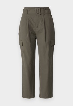 Pantalones cargo en verde oliva, hechos de tela ligera. Las características incluyen una cintura con cinturón, pliegues frontales y bolsillos laterales con cierres de solapa.