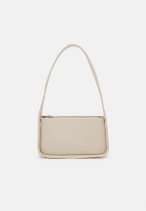 Beige rechthoekige schoudertas met een enkele ritssluiting en een lange, smalle band tegen een effen achtergrond.