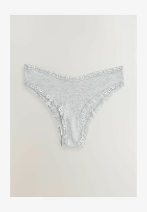 Braguitas de algodón gris con ribete de encaje floral en la cinturilla y los laterales, con una textura suave y un diseño minimalista.