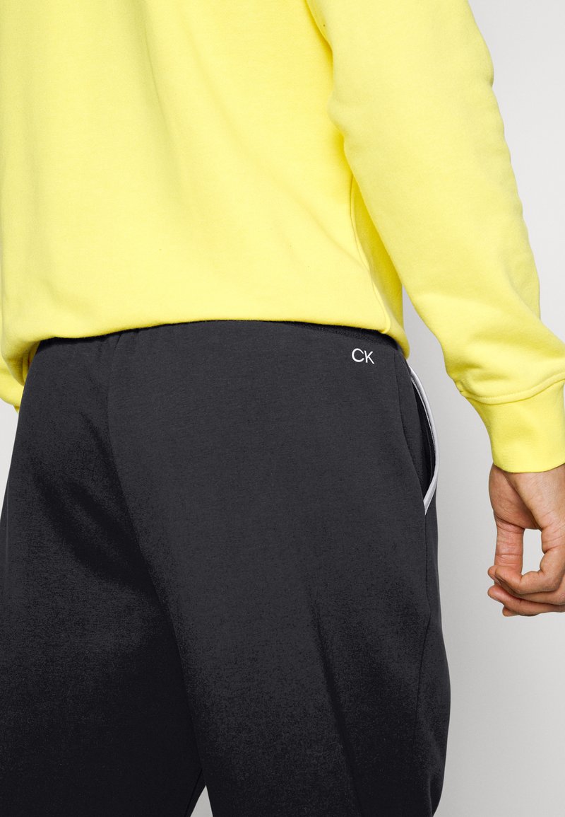 Herren Trainingsanzüge | Calvin Klein Performance PANT Jogginghose black/schwarz - SV06193 Herren Trainingsanzüge | Calvin Klein Performance PANT Jogginghose black/schwarz - SV06193