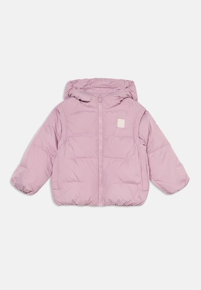 Veste matelassée pour enfant rose clair avec capuche, fermeture éclair devant et poignets élastiques, présentée à plat sur un fond neutre.