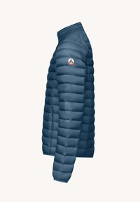 Giacca imbottita blu scuro, con collo alto, chiusura con zip e toppa con logo sulla manica. Texture liscia con motivo trapuntato.