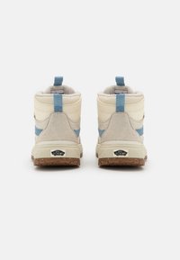 Høye sneakers med en kremfarget syntetisk overdel og blå semsket skinnakenter, teksturert mellomsole og såle av gummigummi.