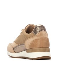 Zapatillas de ante y cuero beige con un acento metálico dorado, forma redondeada, paneles texturizados y suela de goma blanca.