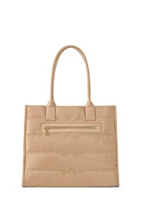 Beige quiltet totebag med to håndtag, der har en frontlomme med lynlås og zigzag-mønster. Glat overflade med hardware-accenter i guldtonede.