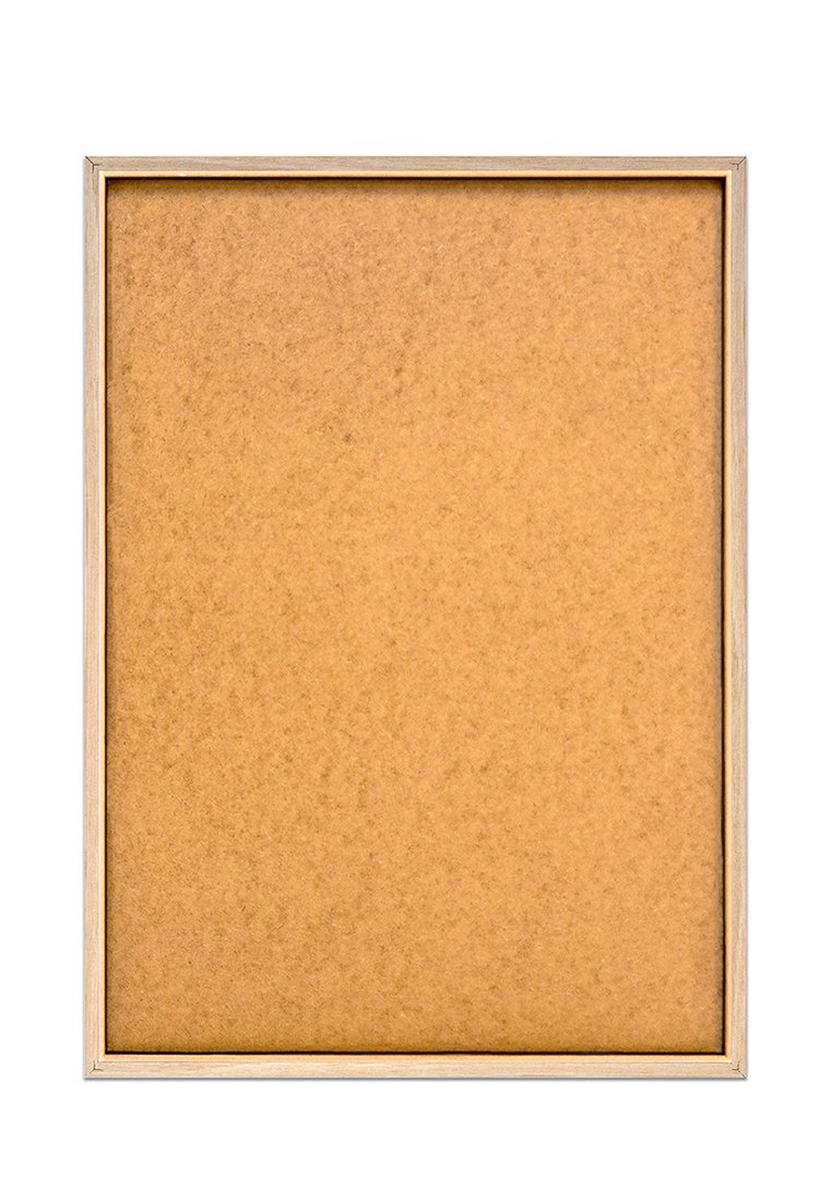 Leere rechteckige Korkanschlagtafel mit light Holzrahmen auf weißem Hintergrund.