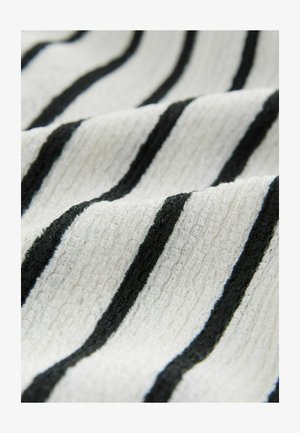 Svītrota auduma virsma ar maiņojošām baltām un melnām horizontālām svītrām. Tekstūra izskatās ribota vai austs, radot trīsdimensiju efektu.