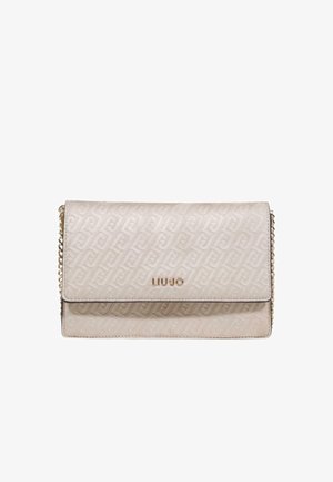 Beige Liu Jo clutch met geperst geometrisch patroon en gouden kettingriem, met goudkleurig merklogo op de voorflap.