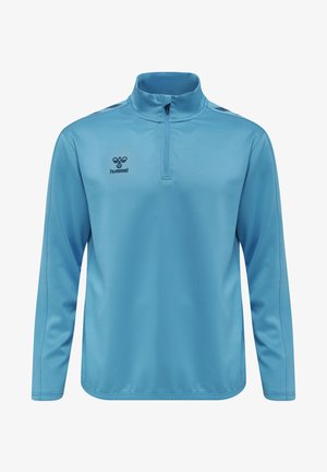 Lichtblauwe sportieve pullover met een kwartrits, lange mouwen, een zachte textuur en een zwart logo op de linkerkant van de borst.