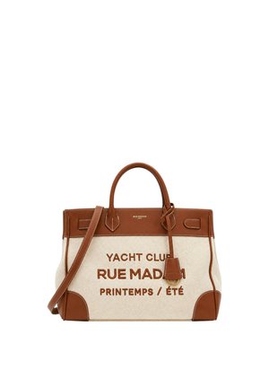 Sac fourre-tout en toile beige et cuir marron avec poignées, bandoulière et texte "Yacht Club Rue Madam Printemps/Été" à l'avant.