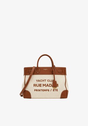 Sac fourre-tout en toile beige et cuir marron avec poignées, bandoulière et texte "Yacht Club Rue Madam Printemps/Été" à l'avant.