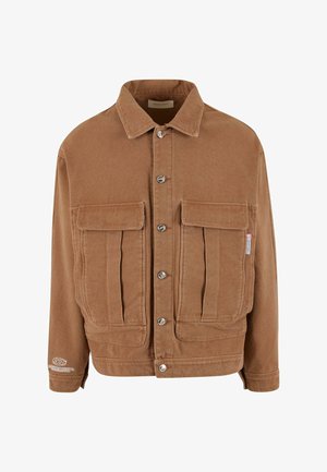 Brun kordfløyelsjakke med knappelukking foran, to brystlommer og et merket logo detaljer på ermet. Normal passform med klassisk krage.