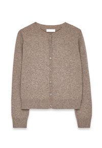 Stickad cardigan i ljusbrunt, med rund halsringning, långa ärmar och sex matchande knappar fram. Mjuk textur och figurnära fåll.