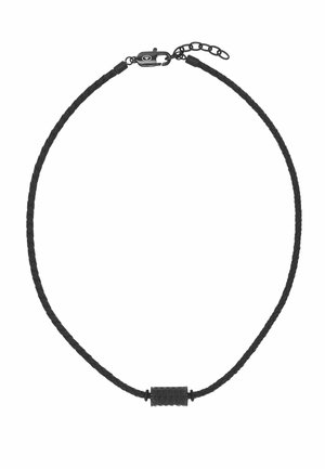 Collar de cuero trenzado negro con colgante cilíndrico texturizado y cierre de cadena ajustable sobre fondo blanco.