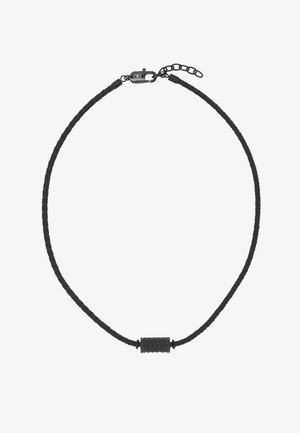 Zwarte gevlochten leren halsketting met cilindervormige, getextureerde hanger en verstelbare kettingsluiting op een witte achtergrond.