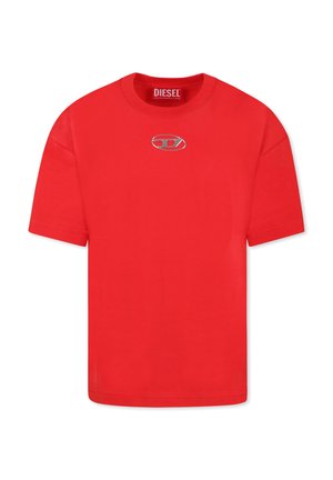 Camiseta de algodón roja con mangas cortas, con cuello redondo y un acento de logo plateado en el pecho. Textura suave y diseño casual.
