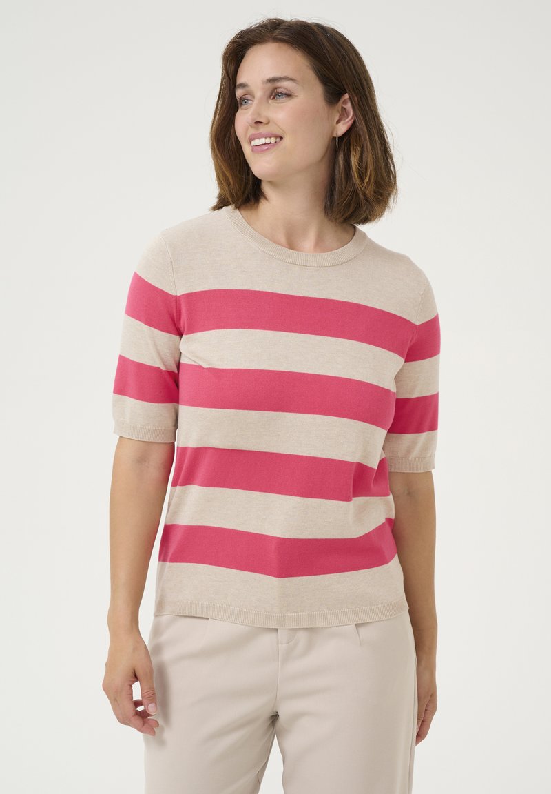 Korte mouwen trui in beige met gedurfde roze strepen. Heeft een ronde halslijn en een zachte gebreide textuur, gecombineerd met lichte broeken.