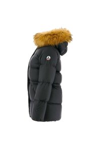 Černá péřová bunda s umělou kožešinou na kapuci. Obsahuje prošívané části, nášivku s logem na prsou a boční kapsy na zip.