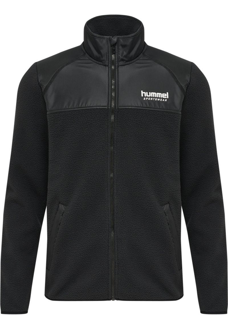Svart fleecejacka med hög krage, dragkedja fram och texturerad kropp. Har en slät svart övre panel och sidofickor. Hummel-logotyp på bröstet.