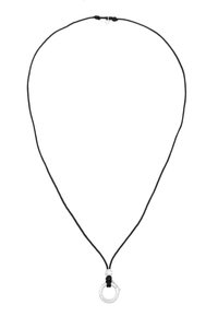 Sort snor halskæde med en sølvrunde vedhæng, med en knyttet detalje nær låsen. Det simple design fremhæver vedhænget.
