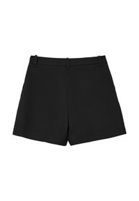 Shorts neri con un design sartorial, caratterizzati da una texture liscia, due tasche laterali, una tasca posteriore e passanti per cintura per una vestibilità regolabile.