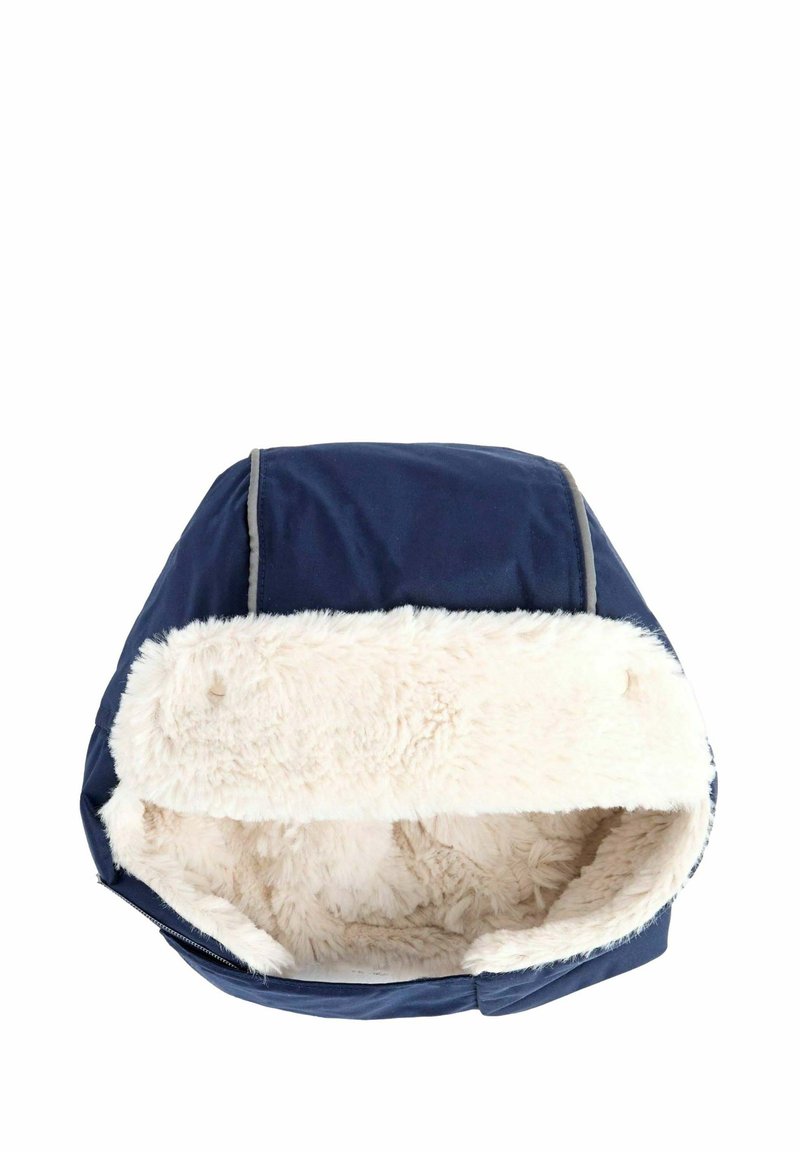 Námornícky modrá zimná čiapka s mäkkou, hrubou bielou umelou kožušinou, navrhnutá na ochranu pred chladom a pre teplo.