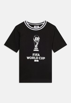 Must lühikeste varrukatega t-särk valge triibulise kraega, millel on valge FIFA maailmameistrivõistluste karika graafika ja esitamisel tekst "FIFA WORLD CUP 26".