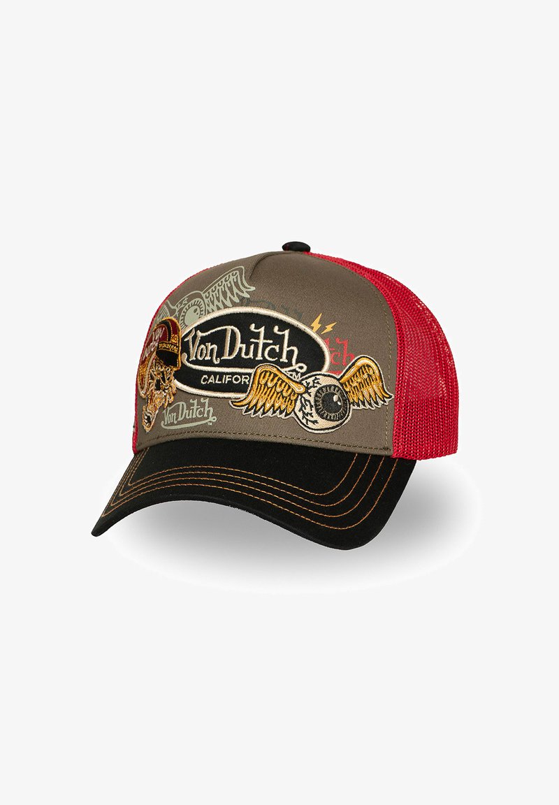 Baseballkappe mit rotem Netzrücken, brauner Vorderseite, schwarzem Schirm und dem Von Dutch California Logo mit geflügeltem Auge und Totenkopf-Designs.