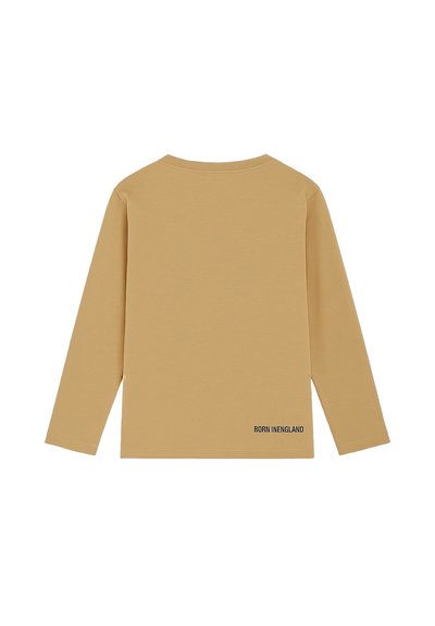 T-shirt a maniche lunghe di colore senape in cotone. Presenta un collo rotondo con un logo stampato "BORN IN ENGLAND" sulla parte bassa della schiena.