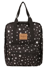 Czarna torba plecakowa z białym wzorem w gwiazdki, z frontową kieszenią na zamek i brązową naszywką z logo. Dwie górne rączki do noszenia.