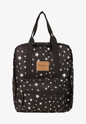 Mochila de tela negra con estampado de estrellas blancas, que cuenta con un bolsillo frontal con cremallera y una etiqueta de logo marrón. Dos asas superiores para llevar.