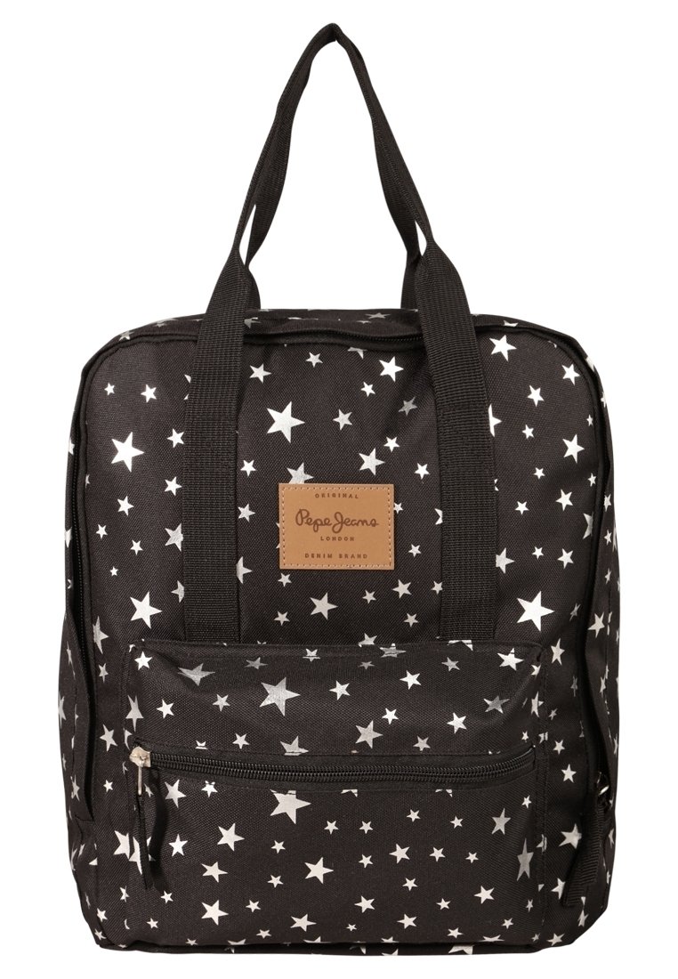 Czarna torba plecakowa z białym wzorem w gwiazdki, z frontową kieszenią na zamek i brązową naszywką z logo. Dwie górne rączki do noszenia.