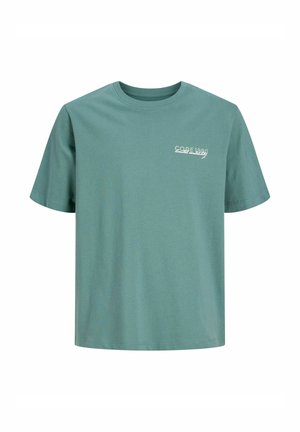 Grøn T-shirt med korte ærmer og rund hals med lille hvid tekst "CODE 1990 limited availability" på venstre bryst.